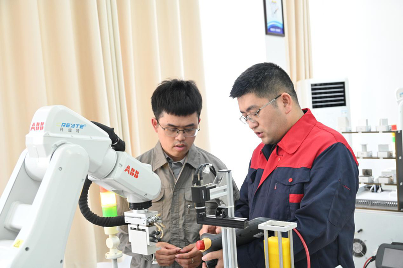 2、师傅：王鹏 徒弟：钟帆.jpg