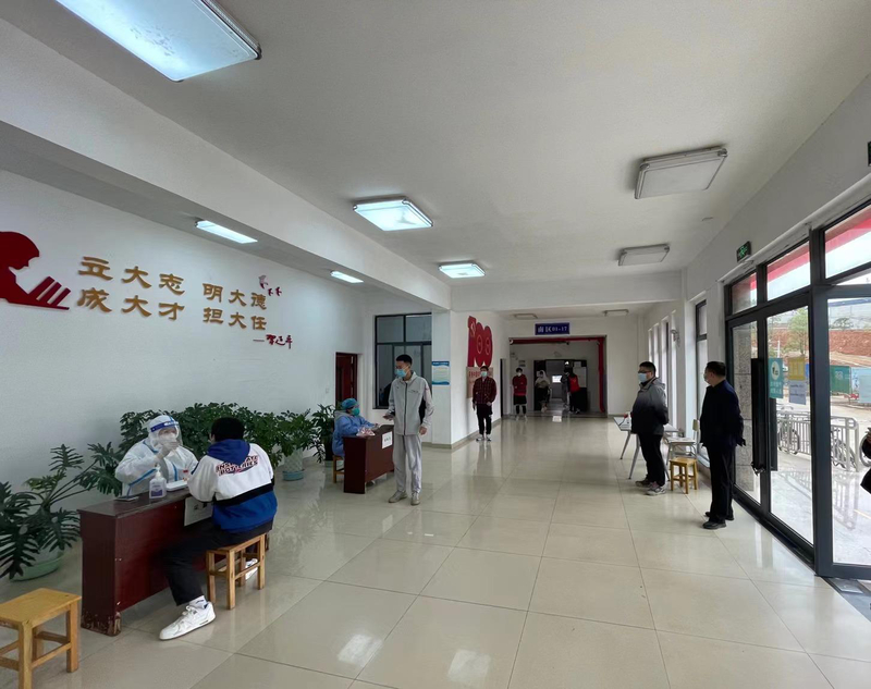 1、1 系主任唐绪伟、辅导员肖宇辰在负责核酸检测现场情况.jpg