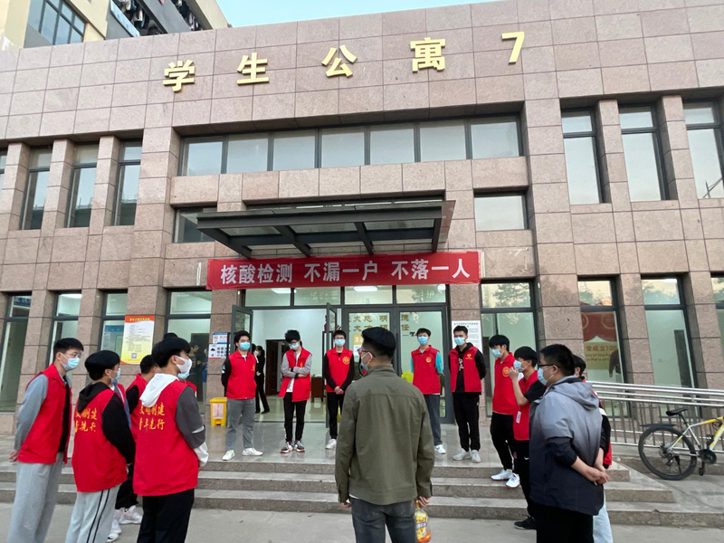 5、组建青年学生志愿者服务团队，协助医护人员做好核酸检测工作.jpg