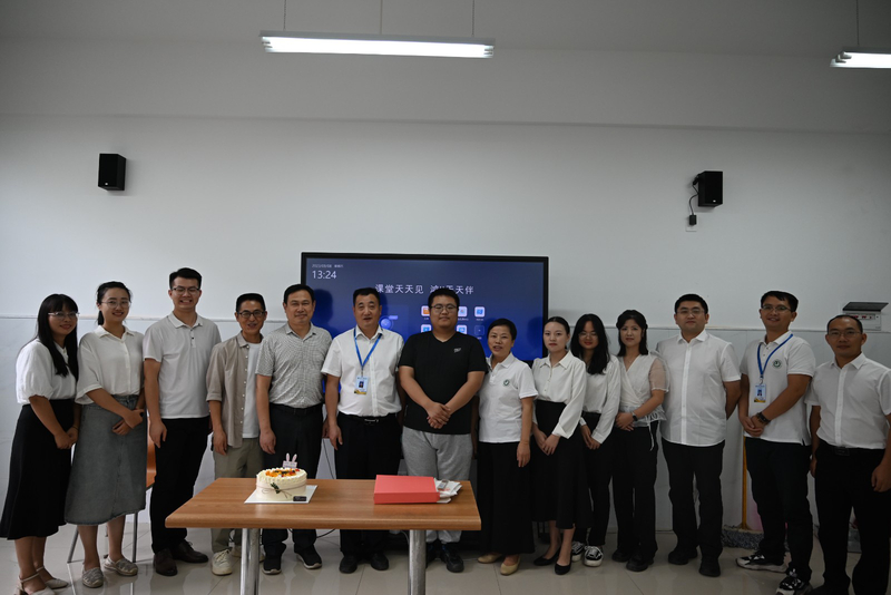 4、教师节前夕，党员同志一起过“生日“.jpg
