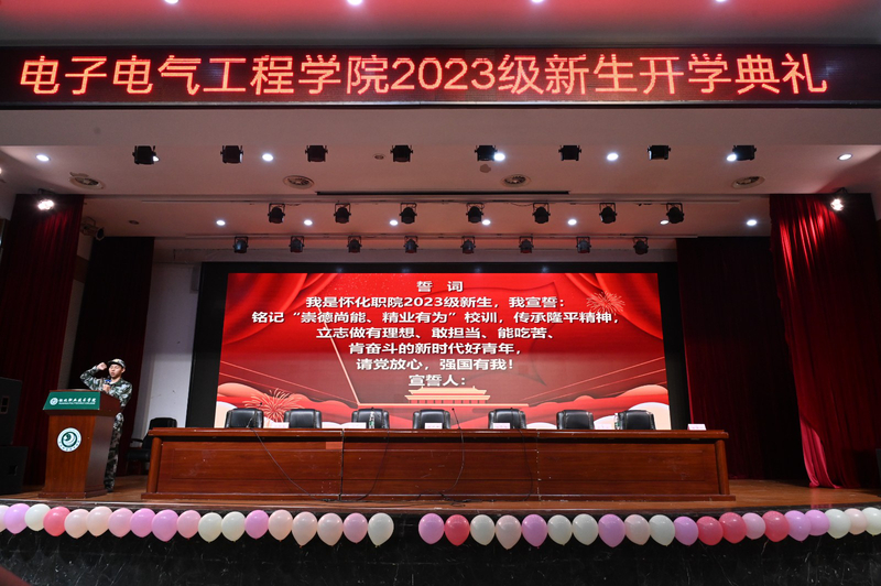 8 新生代表领誓.jpg