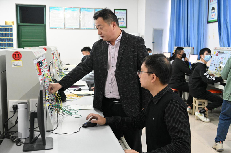 4、师傅：唐绪伟  徒弟：钟卫鹏.jpg