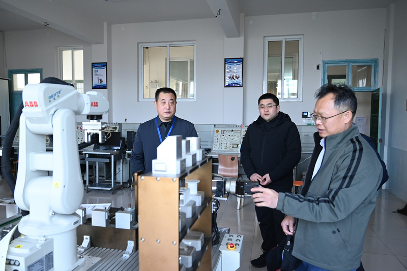 4、参观工业机器人实训室.jpg